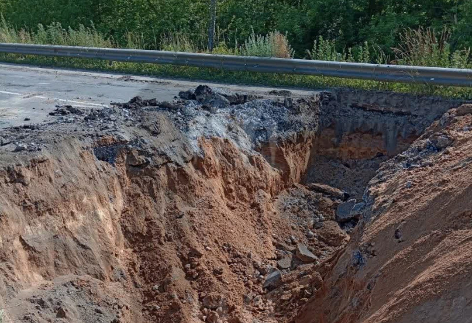 Wagner PMC forces reach Lipetsk Region, Governor confirms. Excavators seen digging up roads