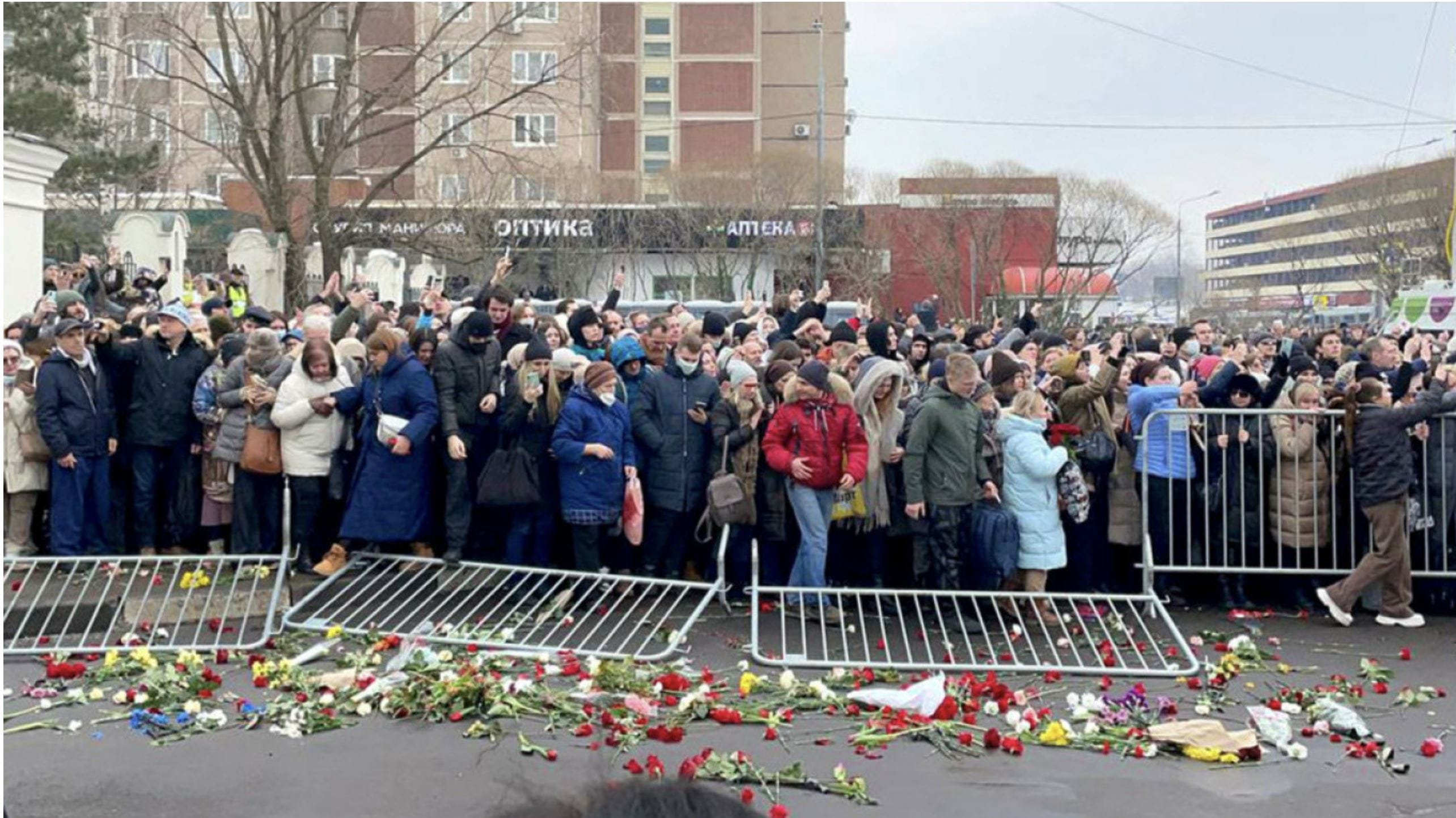 Russians who laid flowers in Navalny’s memory are being harassed by law enforcement