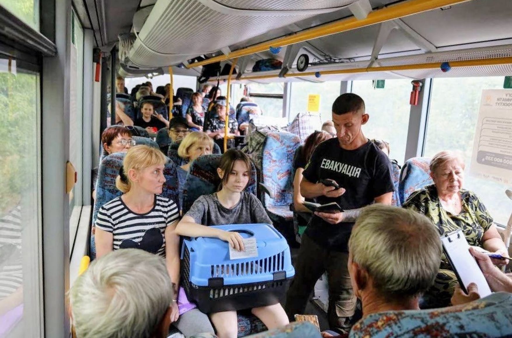 “Drones fly right above the stores”: Residents flee the border areas of Ukraine’s Dnipropetrovsk Region amid Russian advance