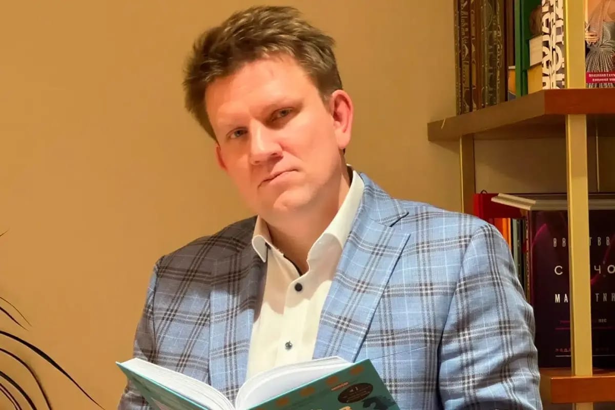 CEO and management of Russia’s largest publishing group Eksmo detained and questioned over “distribution of LGBT literature”