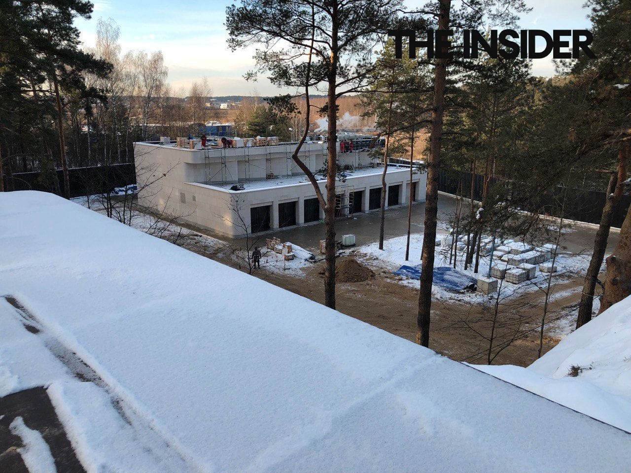 The windows in the personnel house are arranged in a way that prevents anyone inside from observing the mansion
