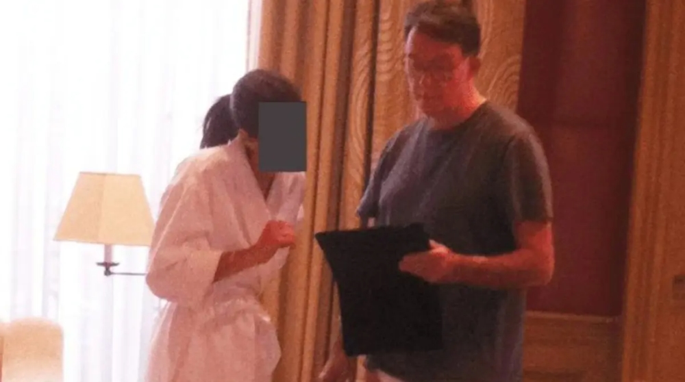 Peter Mandelson with one of “Epstein’s girls”