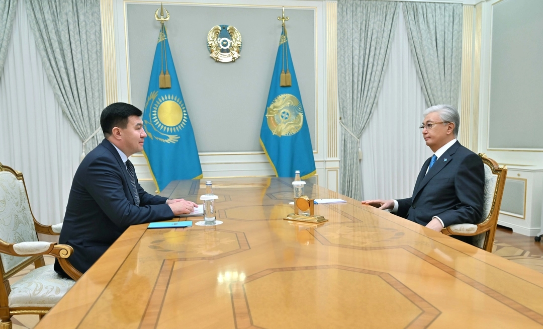 Shakhmurat Mutalip (left) and Kazakh President Kassym-Jomart Tokayev
