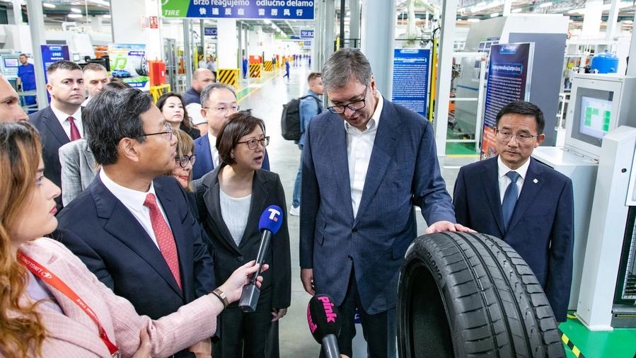 Vučić at a Chinese tire factory in Serbia