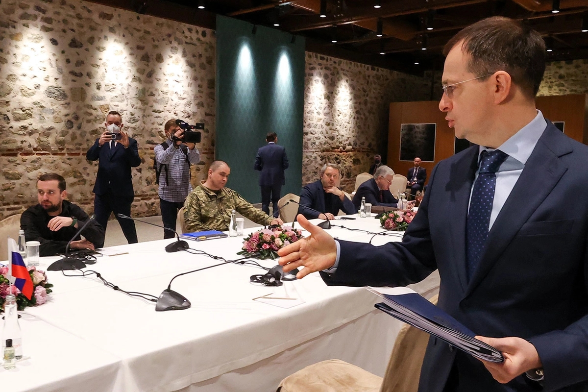 Vladimir Medinsky and the Ukrainian delegation during failed negotiations in Istanbul in 2022