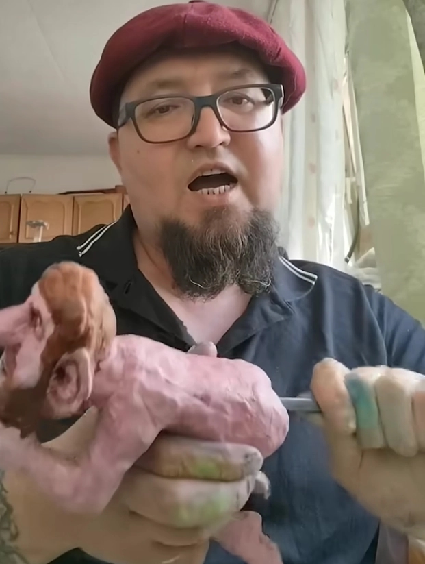 Screenshot from Skrepetsky’s video showing the Kadyrov-shaped pencil sharpener