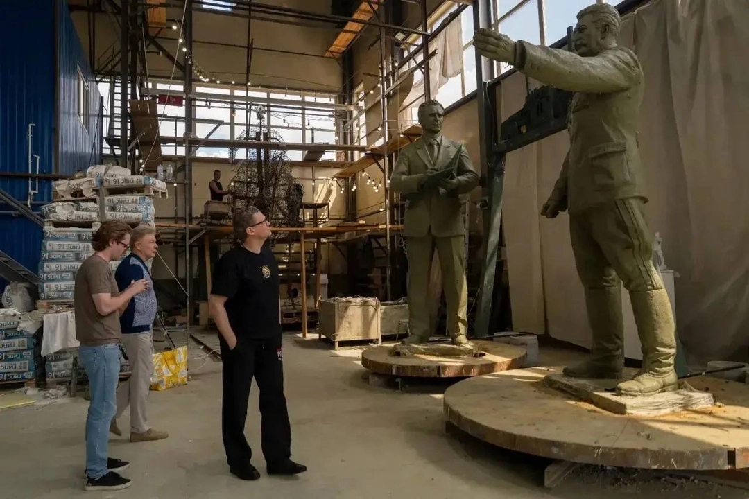 Georgy Filimonov inspecting the sculpture in Korotchenko’s workshop