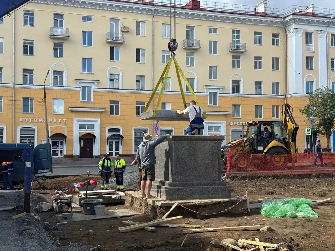 Installation of the monument pedestal outside 8 Metallurgov Street