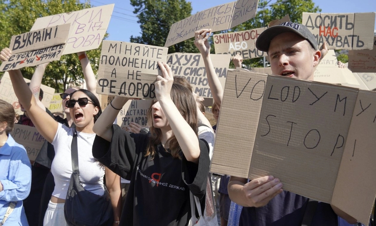 Opponents of former Defense Minister Fedorov dubbed the rallies in his support the “Cardboard Maidan”
