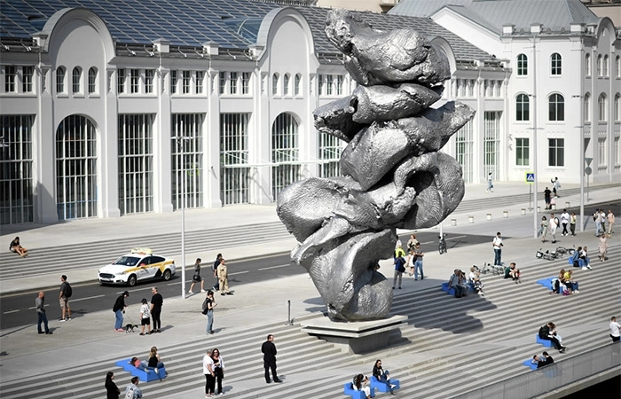 GES-2 in Moscow, with the sculpture Big Clay No. 4 by Swiss artist Urs Fischer