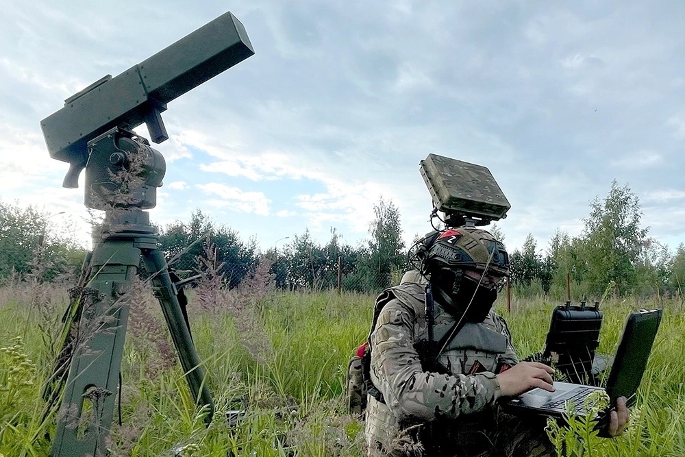 A Russian soldier with a portable Peroed-M electronic warfare system