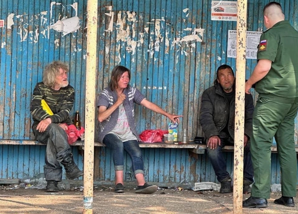 Military servicemen urge homeless people in Saransk to sign contracts to serve in the Russian armed forces, June 2025