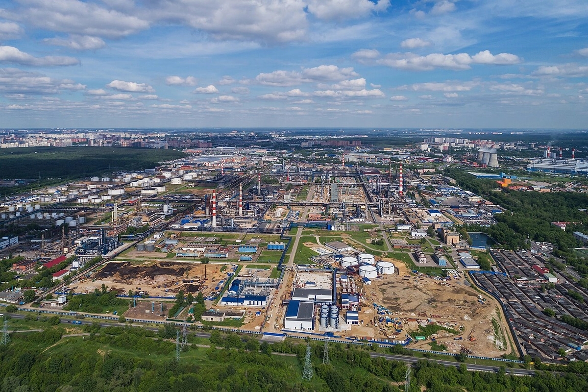 Gazprom Neft’s Moscow Oil Refinery is located in Moscow’s Kapotnya district, close to residential buildings.
