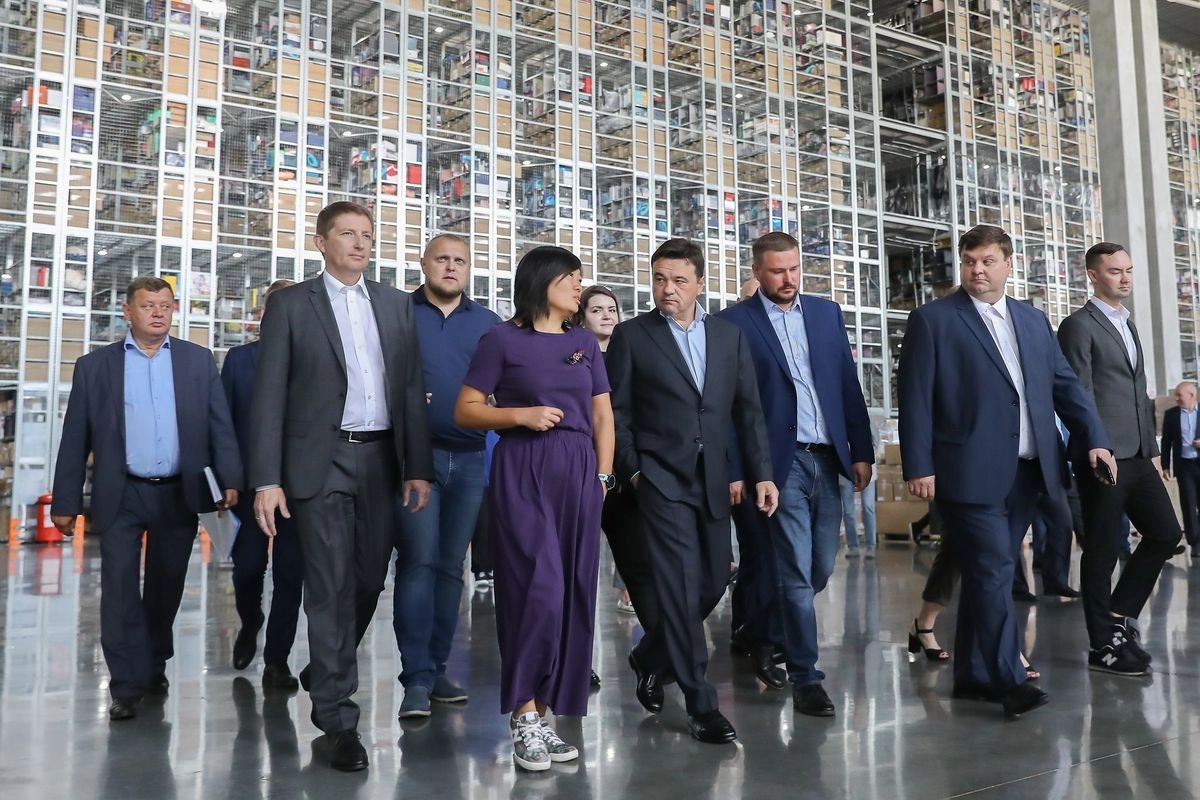 Tatyana Kim and Moscow Region Governor Andrey Vorobyov open the second phase of the Wildberries warehouse complex in Koledino, August 2019.
