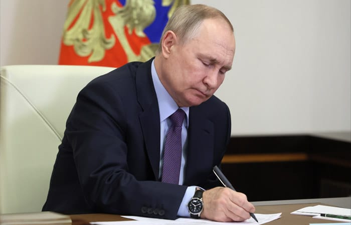 Dossier: Putin’s friends control Surgutneftegaz with $55 billion in accounts, funds may belong to Putin