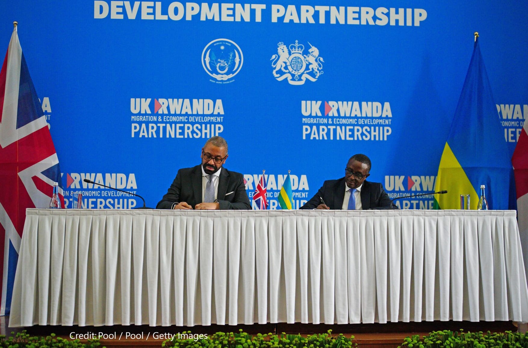 Чемодан, вокзал, Руанда. Закон о высылке эмигрантов в Африку подрывает основы британской демократии