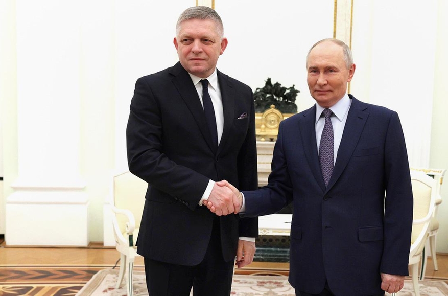 Slovakian PM Robert Fico at a meeting with Vladimir Putin in December 2024.