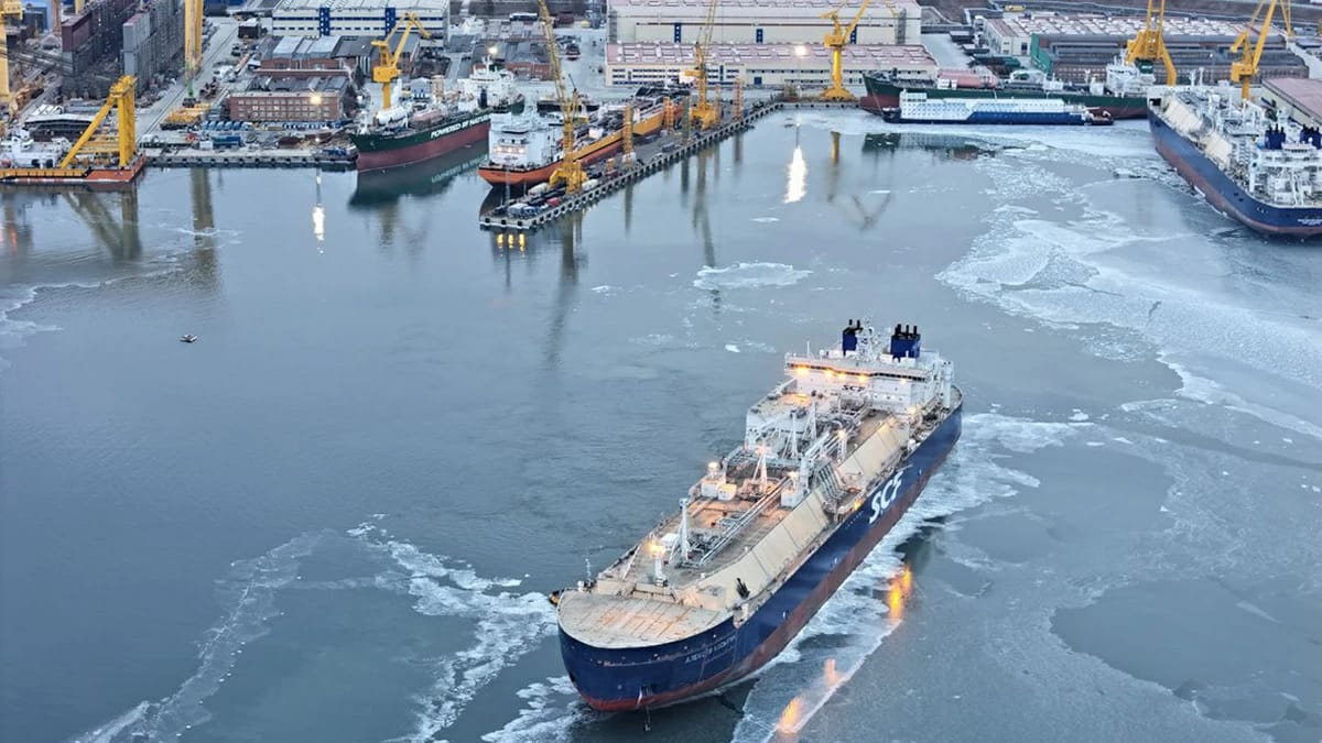 Russia’s Arctic LNG 2 receives a powerful ice-class tanker that can ship gas in winter, transferring it to the shadow fleet