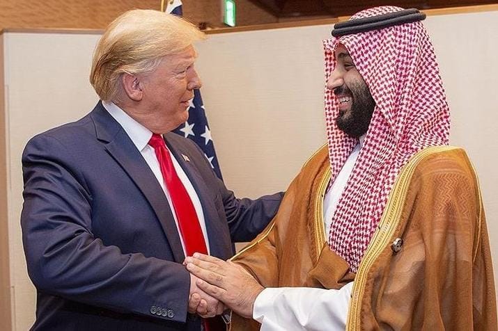 «Он не думал, что будет целовать мою задницу» — Трамп о наследном принце Саудовской Аравии