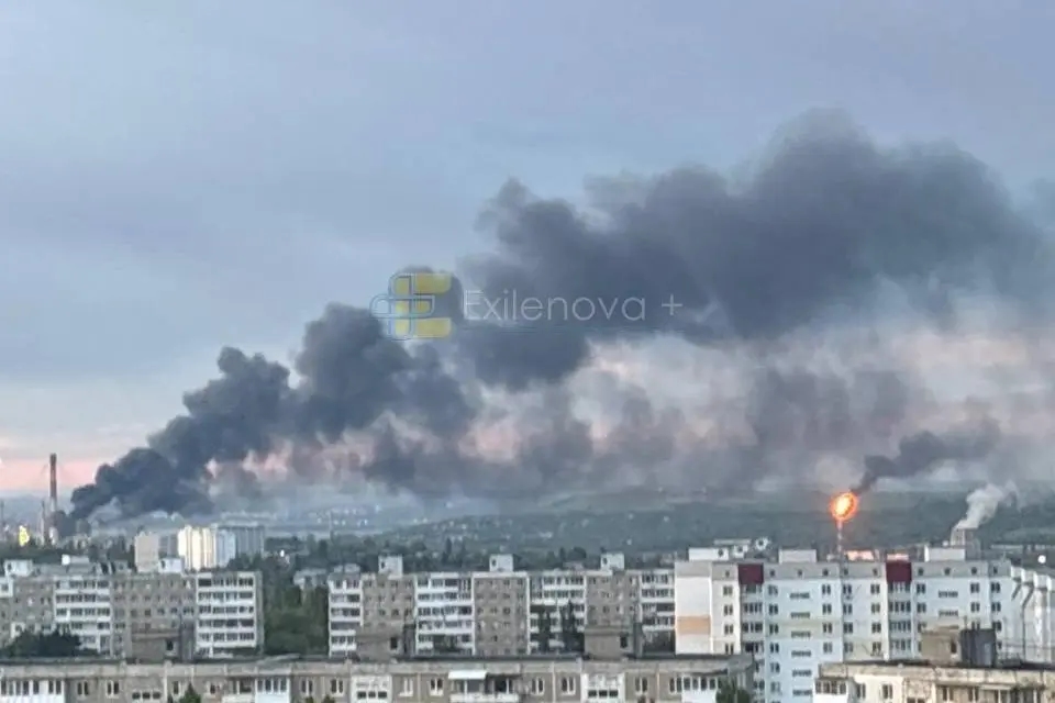 Fire at an oil refinery in Saratov after a Ukrainian drone strike on May 31. Photo: Exilenova+