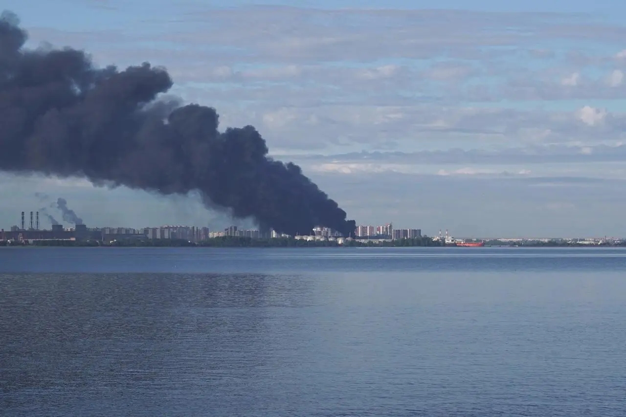 Black smoke rising from the St. Petersburg Oil Terminal after Ukrainian drone strikes overnight into June 3. Photo: Bumaga
