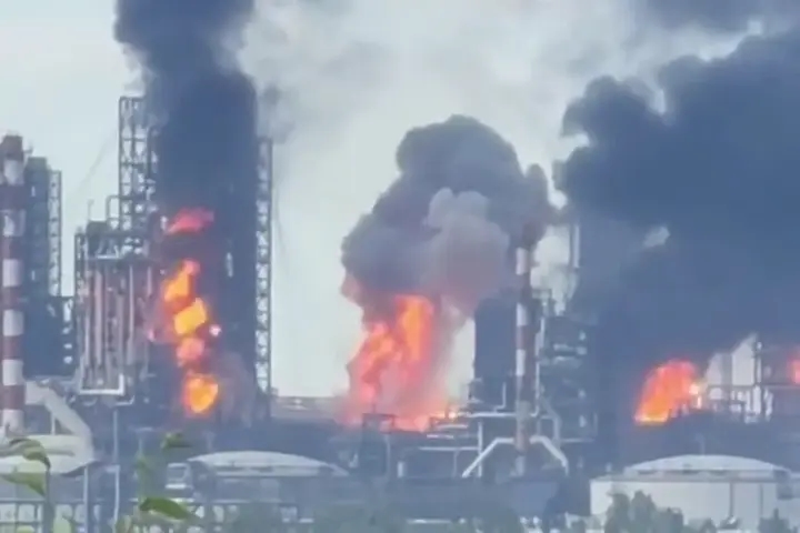 A burning oil refinery in Omsk after an attack by Ukrainian drones. Photo: Screenshot from Exilenova+ video