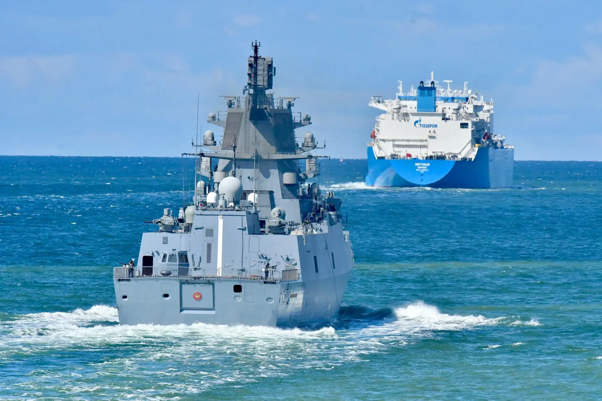 The Russian Navy frigate Admiral Kasatonov and the LNG tanker Portovy. Source: Russian Forces Spotter (@TiaFarris10 / X)