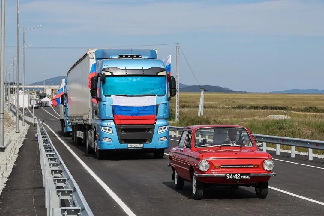 A Russian convoy crossing the newly-built bridge across the Tumen River connecting Russia and North Korea. Photo: Yuri Smityuk / TASS