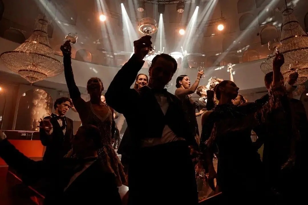 “Wine Cabaret,” organized by the team behind the Krivonogikh-owned Leningrad Center entertainment venue, premiered at the Bely Mys wine center in Gelendzhik on Sept. 12. Photo: Bely Mys