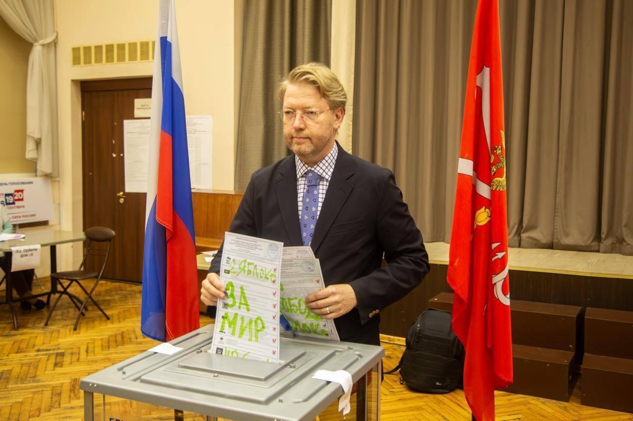 "Yabloko for peace." Nikolai Rybakov / Telegram