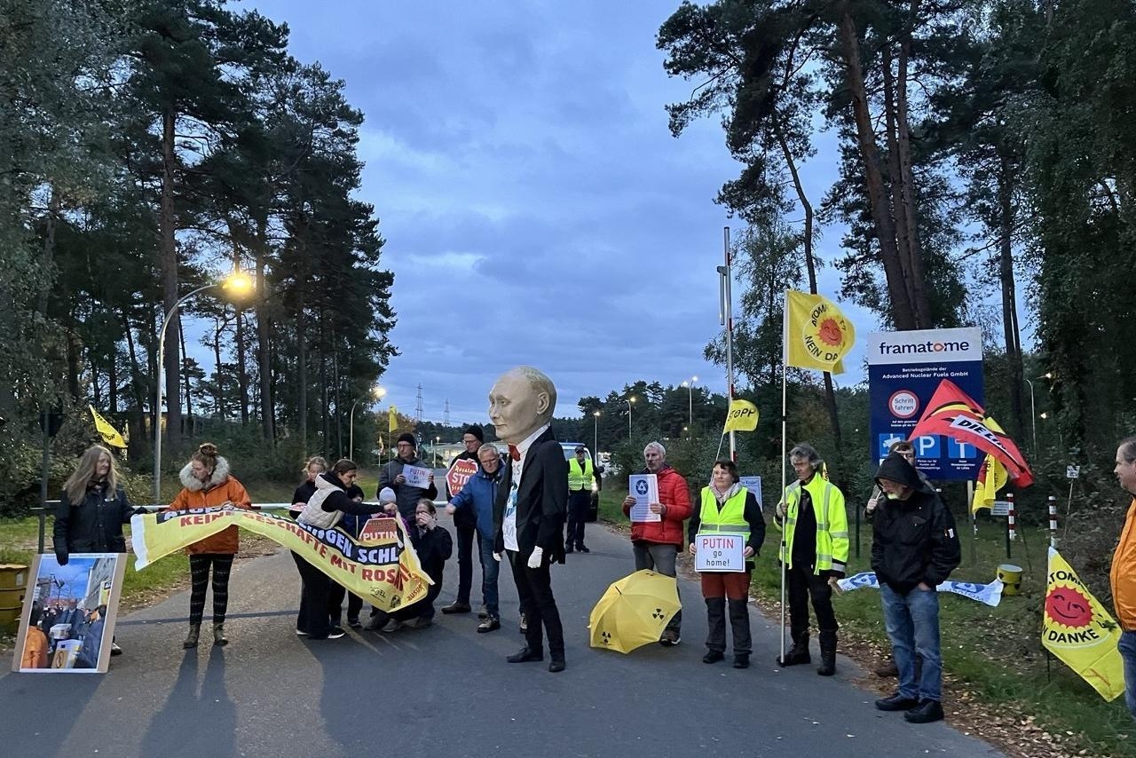 Protest at the nuclear fuel plant in Lingen. Photo: Ecodefense / The Insider
