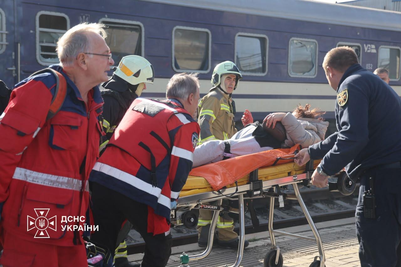 Emergency workers evacuate an injured passenger after a Russian drone strike on Dnipro’s main railway station on Oct. 29, 2026. Photo: State Emergency Service of Ukraine