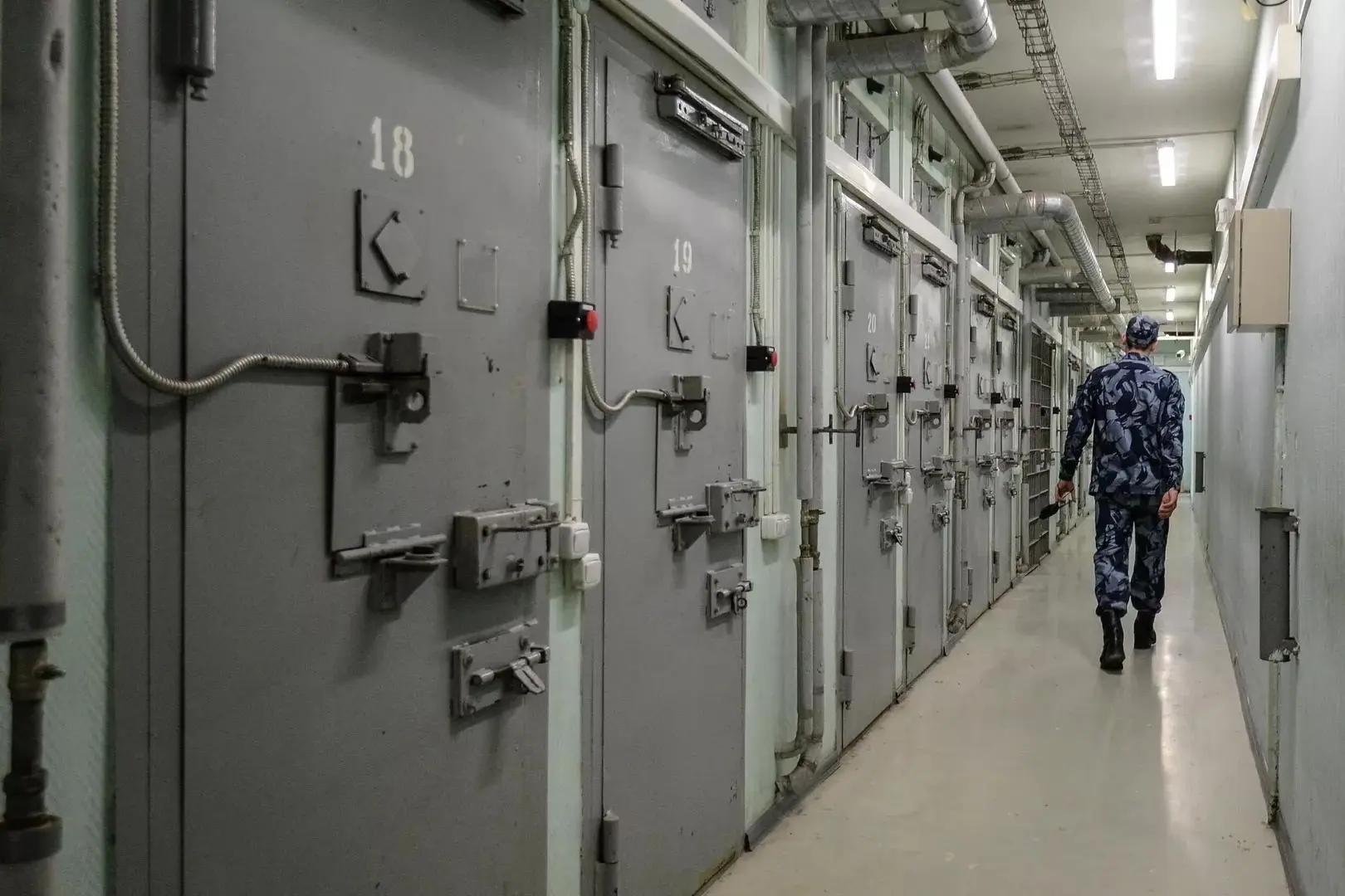 A guard walks past cells inside a Russian pretrial detention center. Photo: Sizo-shop