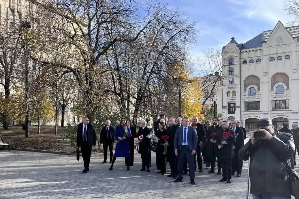 Foreign diplomats and other attendees arrive to lay flowers at the Solovetsky Stone on Moscow’s Lubyanka Square on Oct. 29, 2026, ahead of the Day of Remembrance of the Victims of Political Repression. Photo: Ostorozhno, Novosti / Telegram