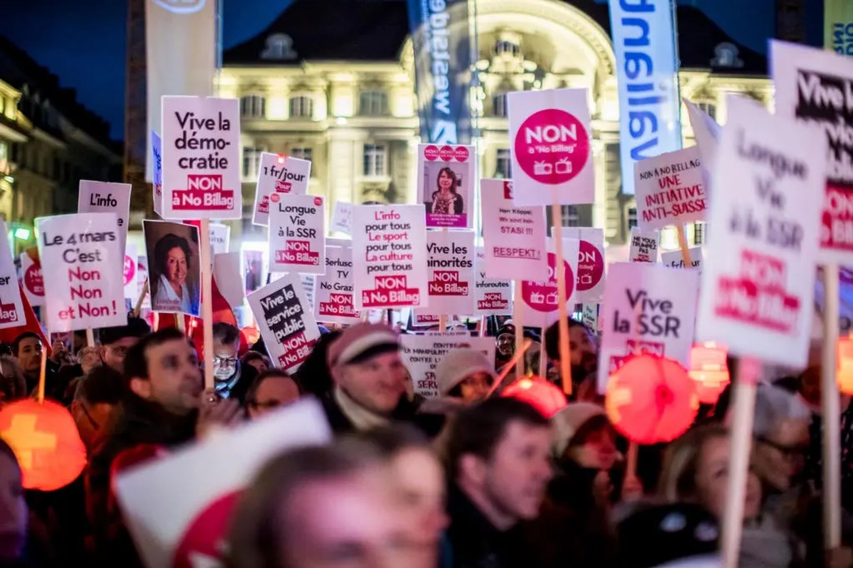 Митинг в защиту общественных СМИ в Швейцарии 