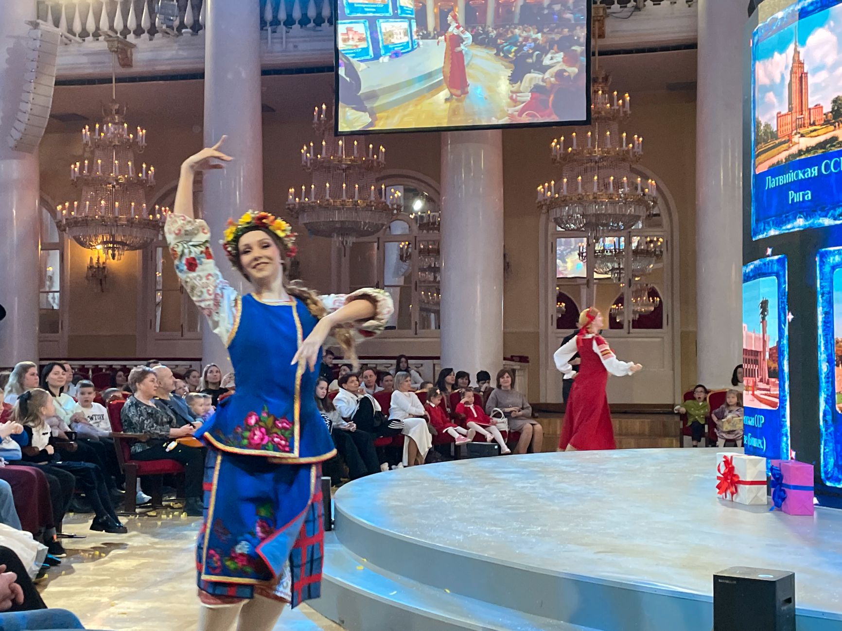 «Украинская ССР со столицей в Киеве!» — так объявил диктор девушку в украинском национальной костюме во время этого парада Союза Советских Социалистических Республик