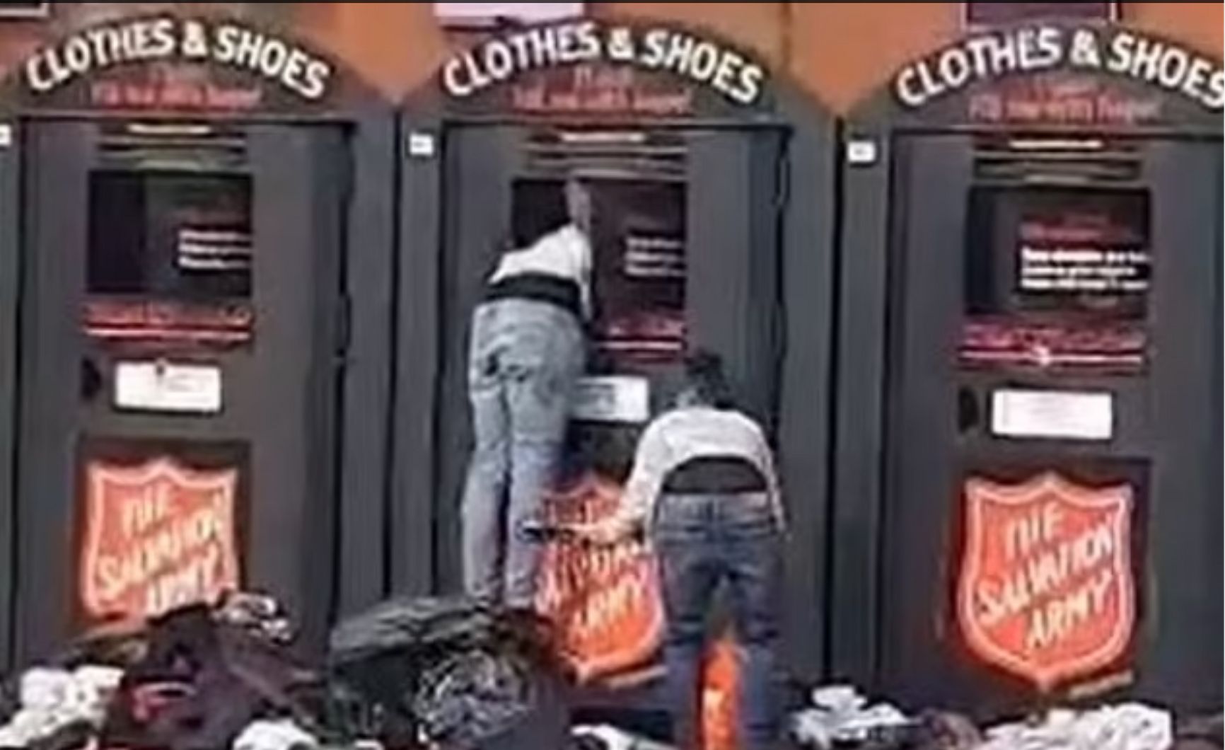 Бездомные роются в благотворительном контейнере в Манчестере