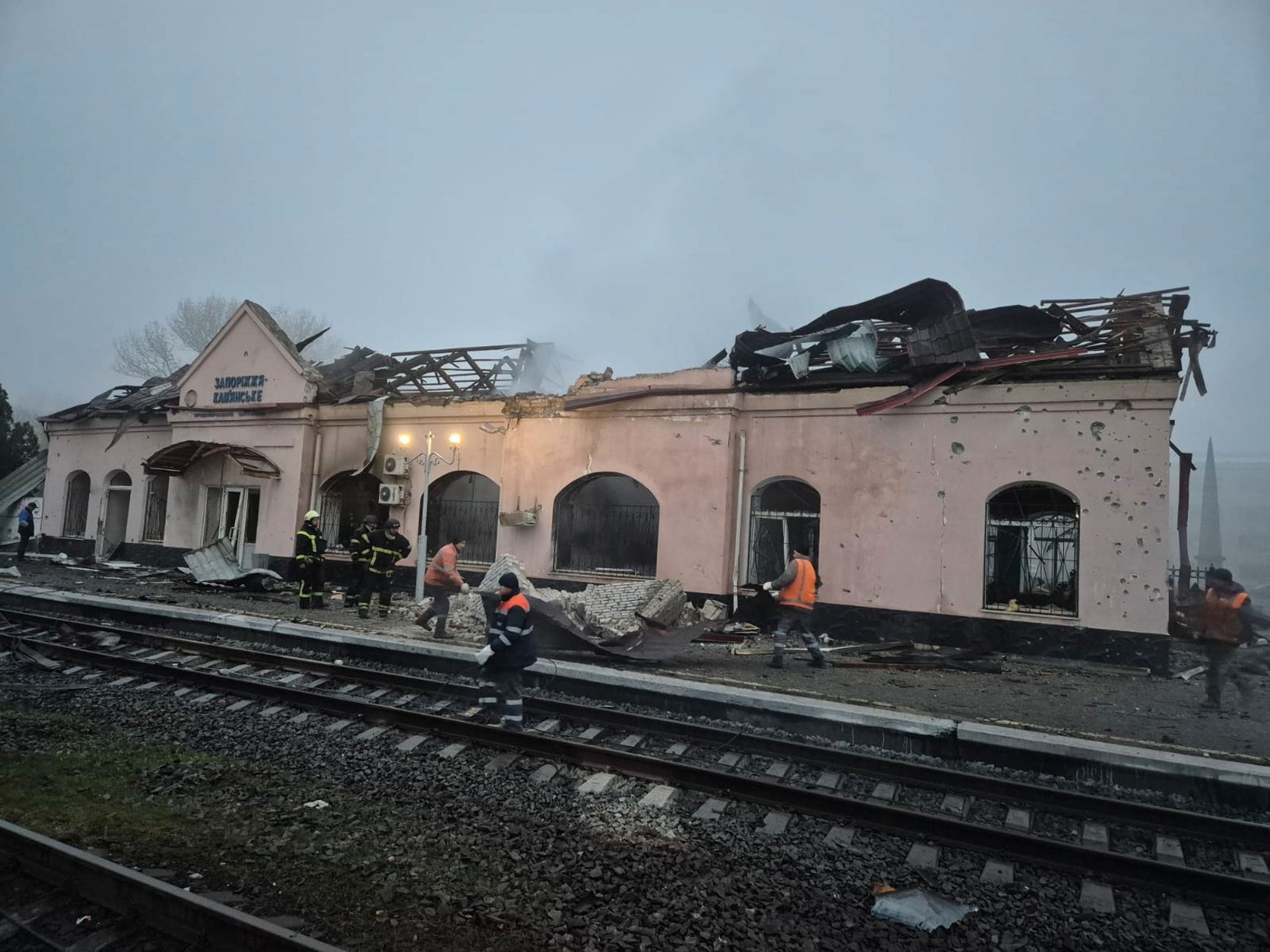 Последствия российского удара по железнодорожной станции Запорожье-Каменское