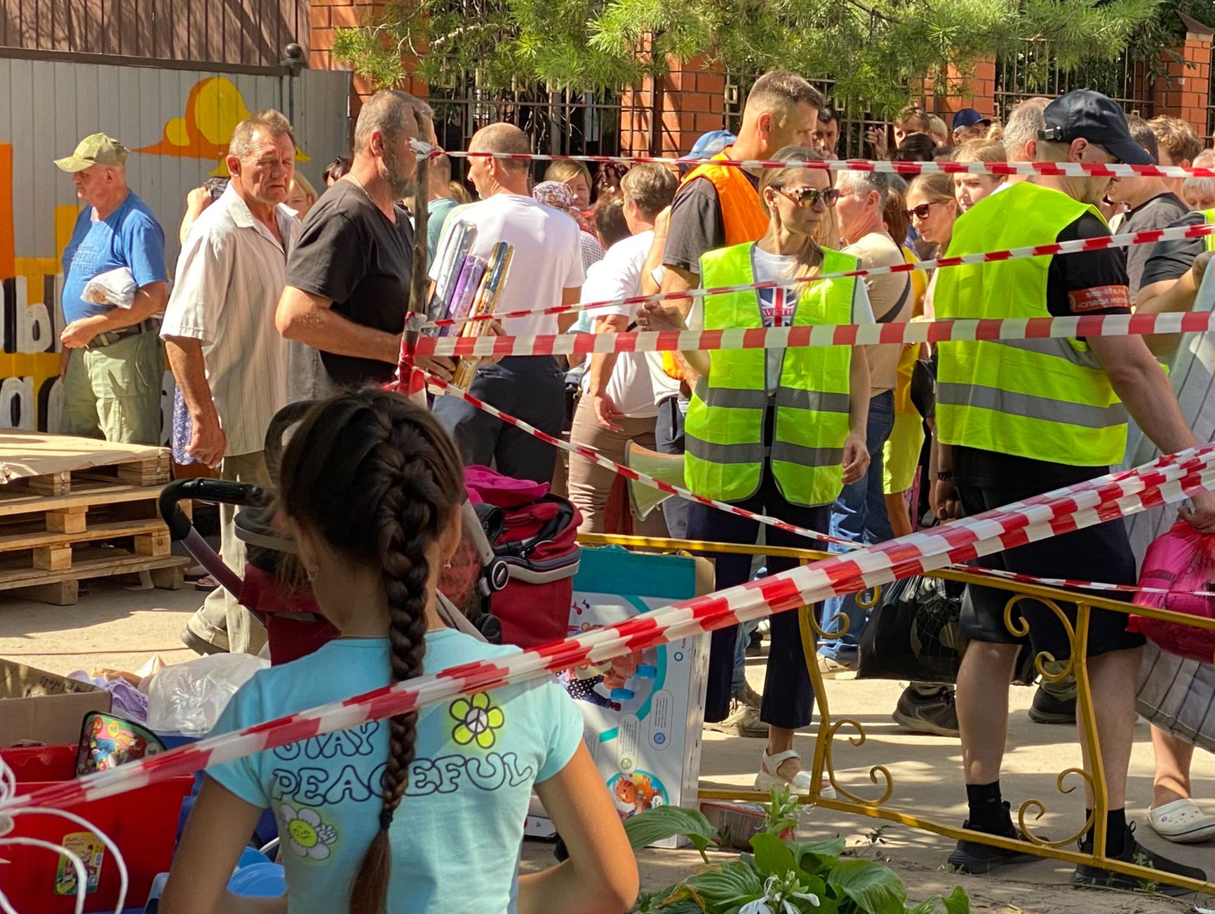 Refugees and volunteers at the humanitarian service point in Belinskogo Street