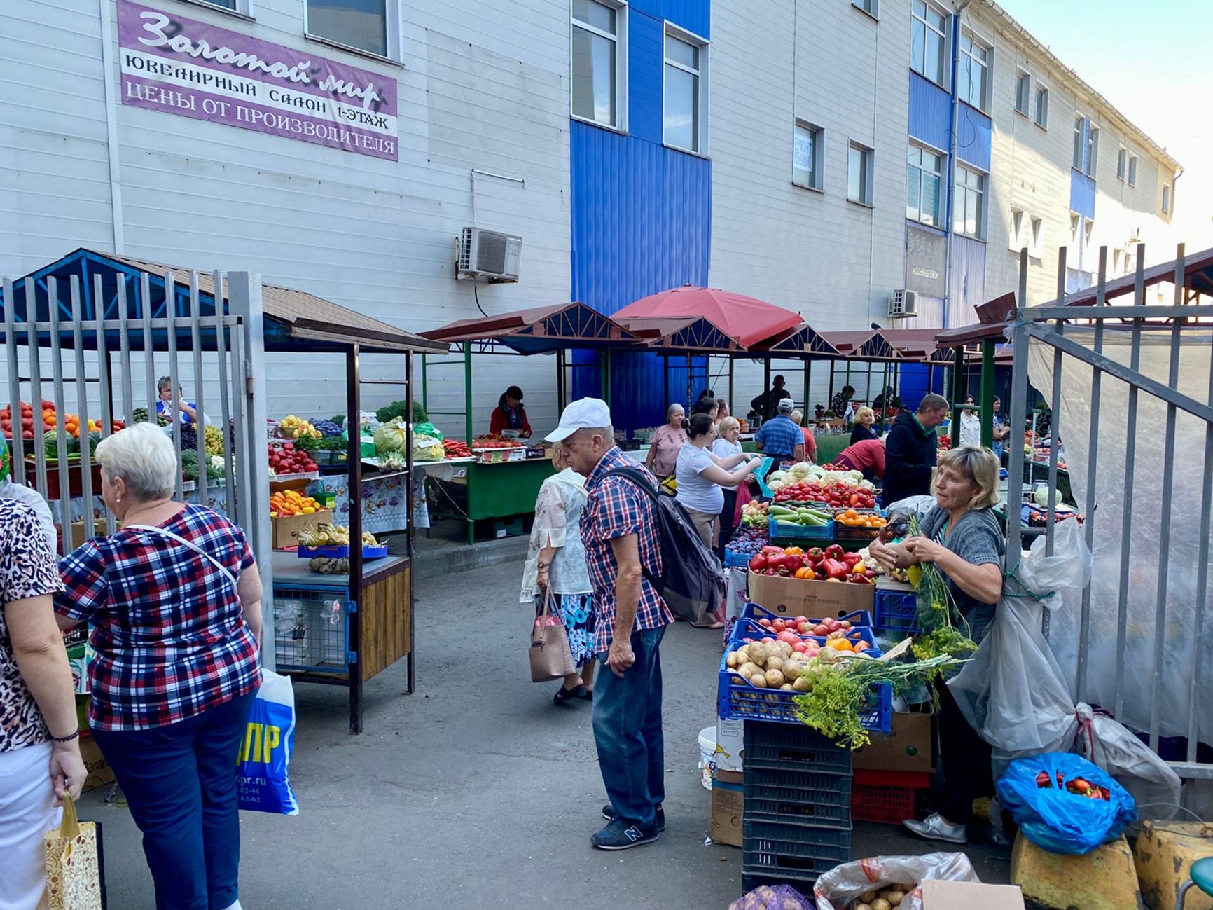 Kursk residents and refugees buy vegetables in the city center