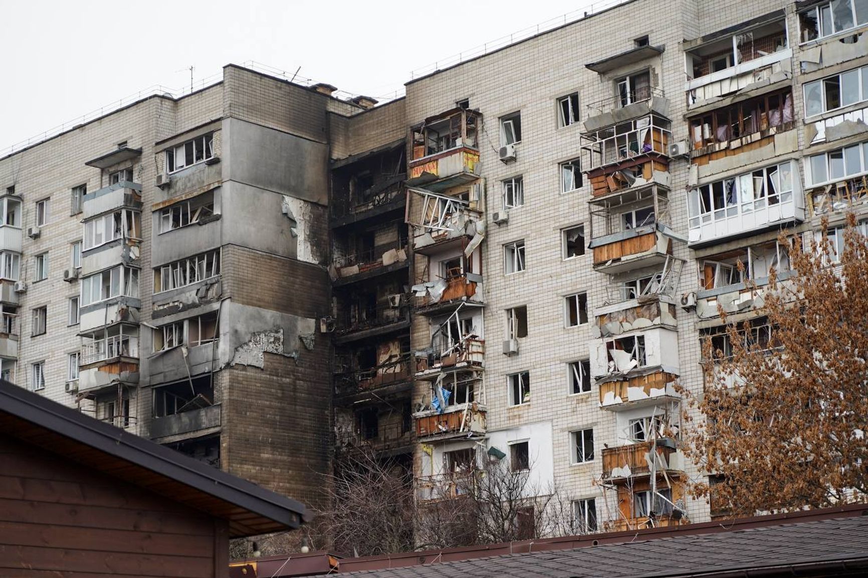 Последствия удара беспилотника 30 ноября 2025 года по жилому многоквартирному дому в Вышгороде в Киевской области