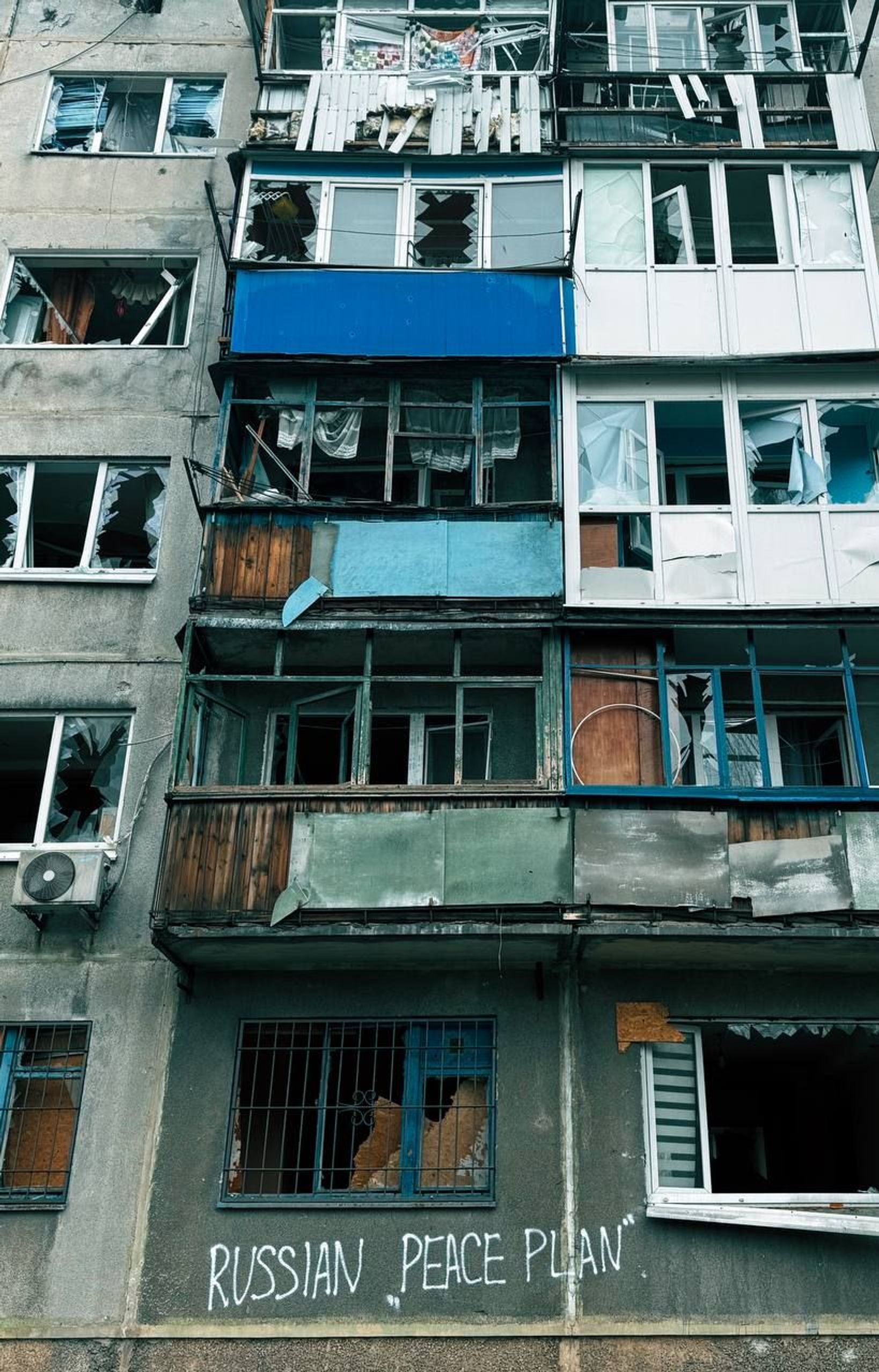 Inscription on one of the houses in Dobropillia, Donetsk Region, December 2025