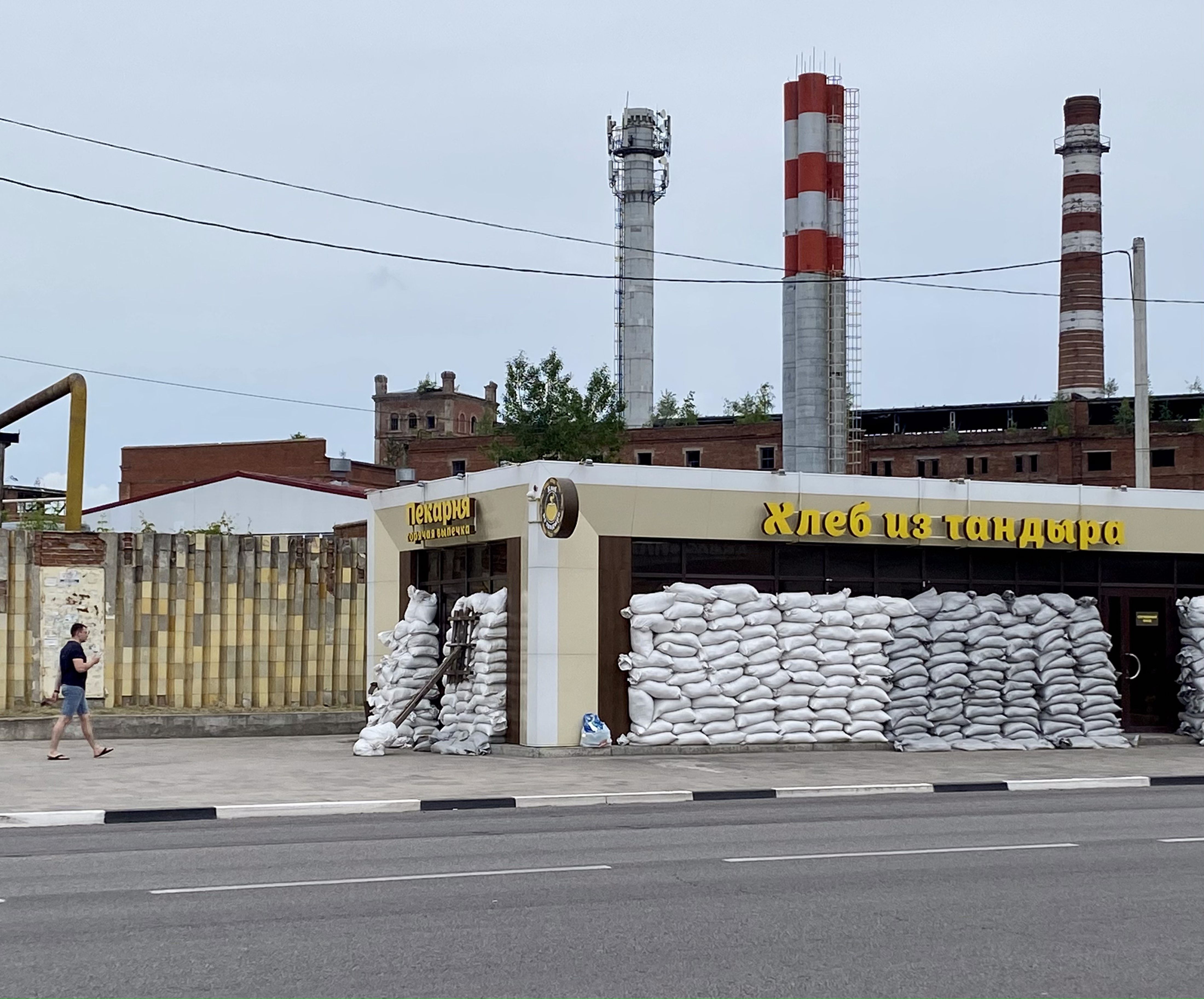 Attempts to save a building in Shebekino with sandbags