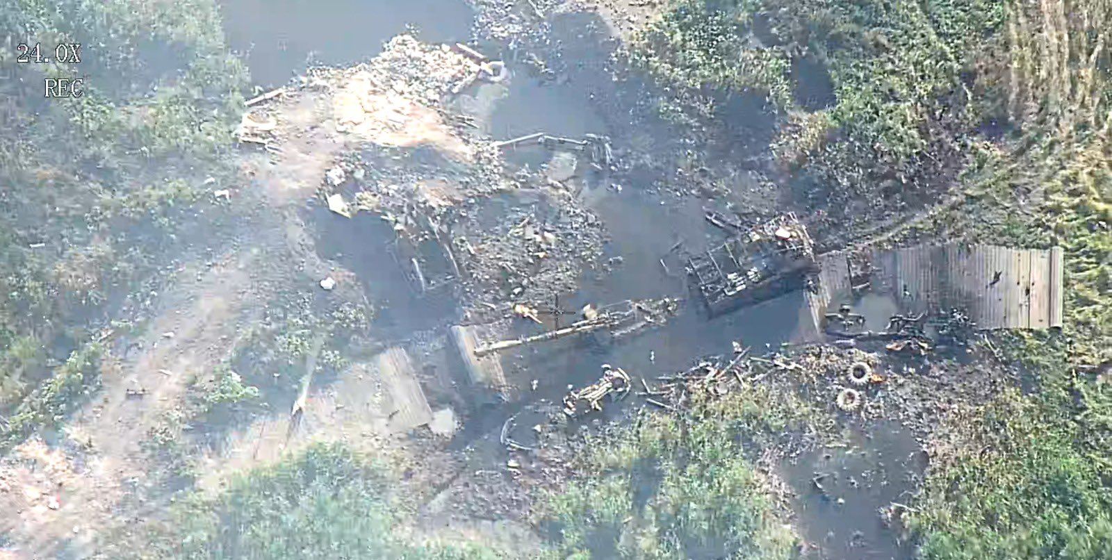 «Кладбище» российской техники в районе понтонной переправы на лиманском направлении