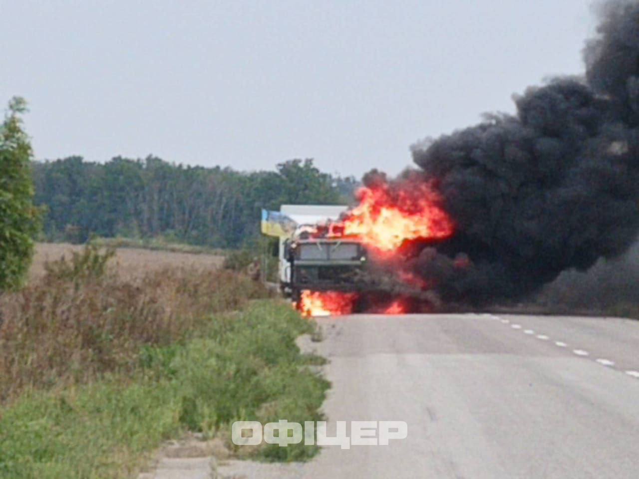 Пораженная российскими дронами техника на трассе Славянск — Изюм