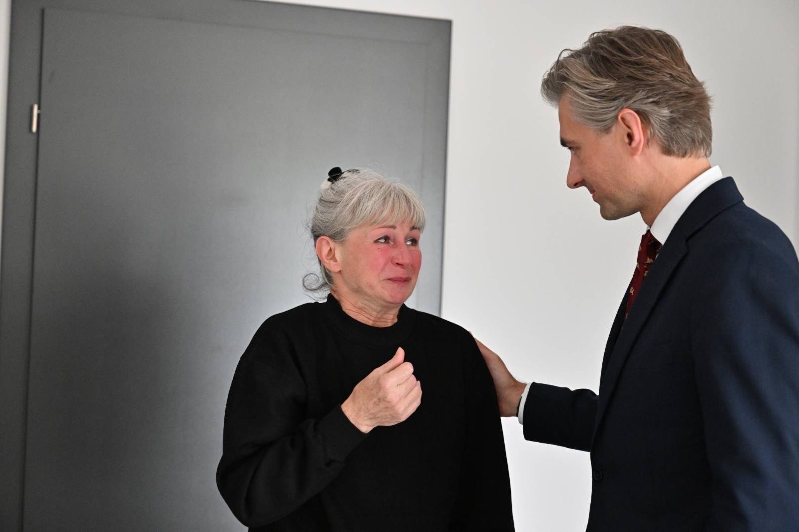 Former political prisoner Alena Romanauskiene was personally met by Lithuanian Foreign Minister Kęstutis Budrys.