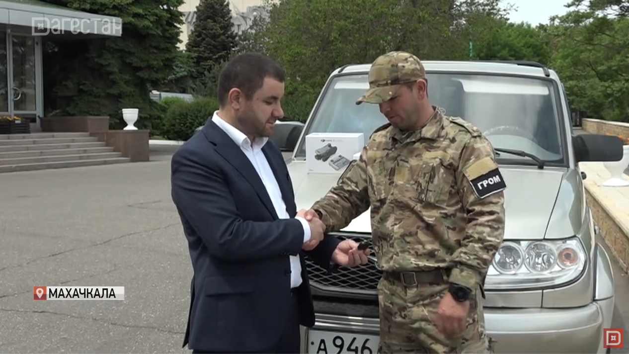 Представитель Заура Аскендерова передает бойцам из Дагестана внедорожник и оборудование для фронта