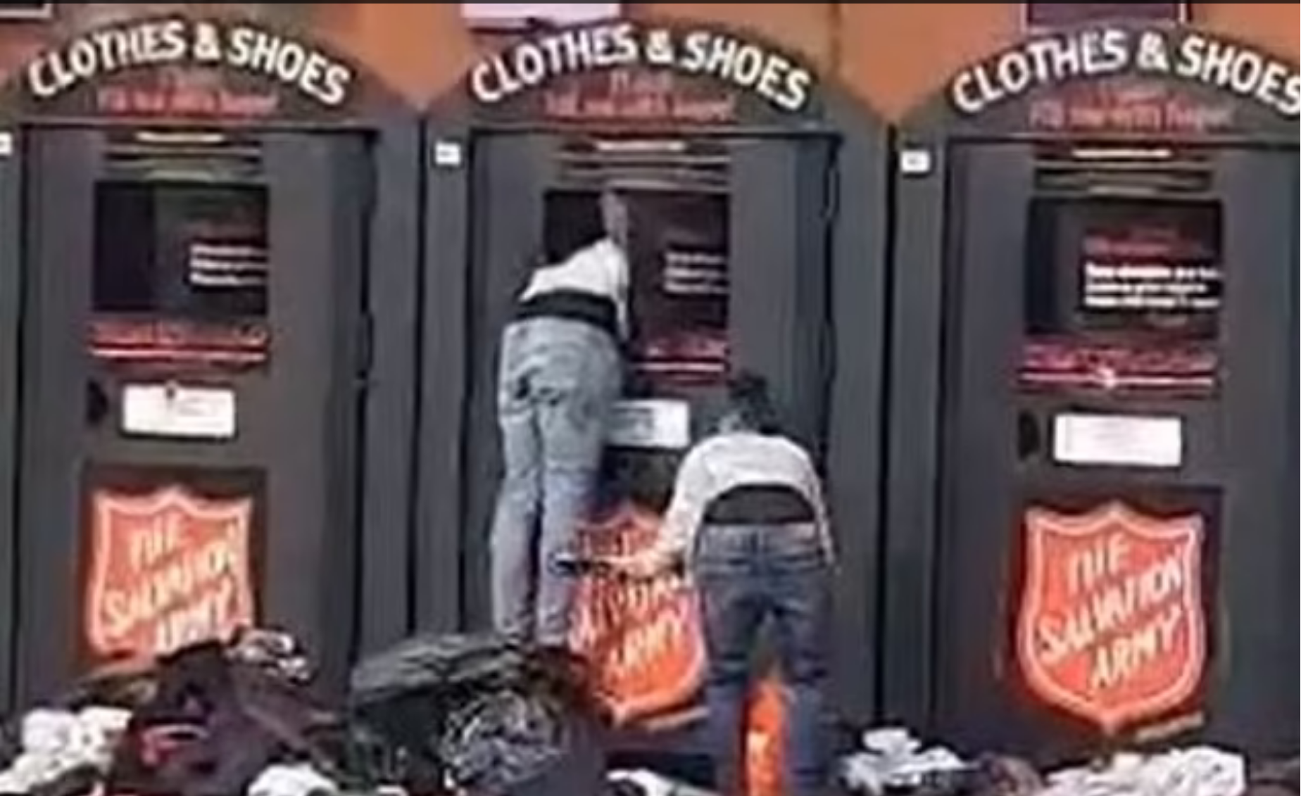 Бездомные роются в благотворительном контейнере в Манчестере