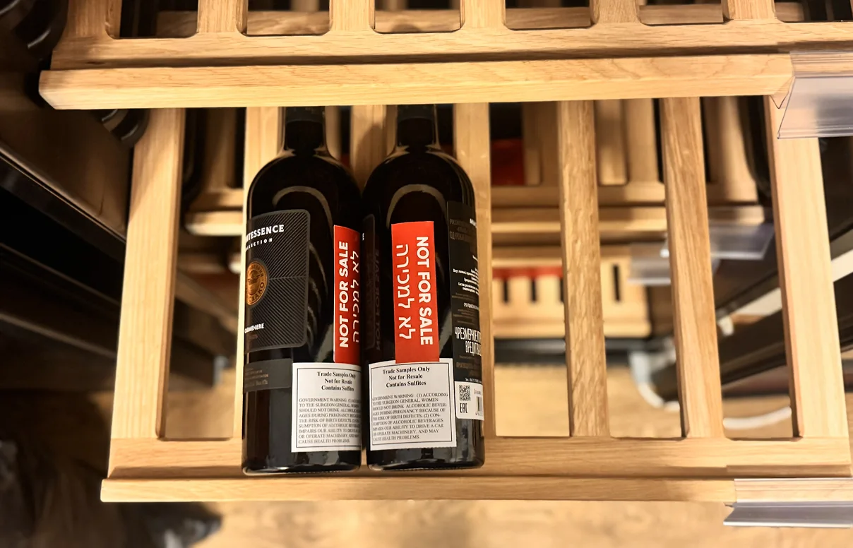 Образцы вина со стикерами, закрывающими акцизные марки