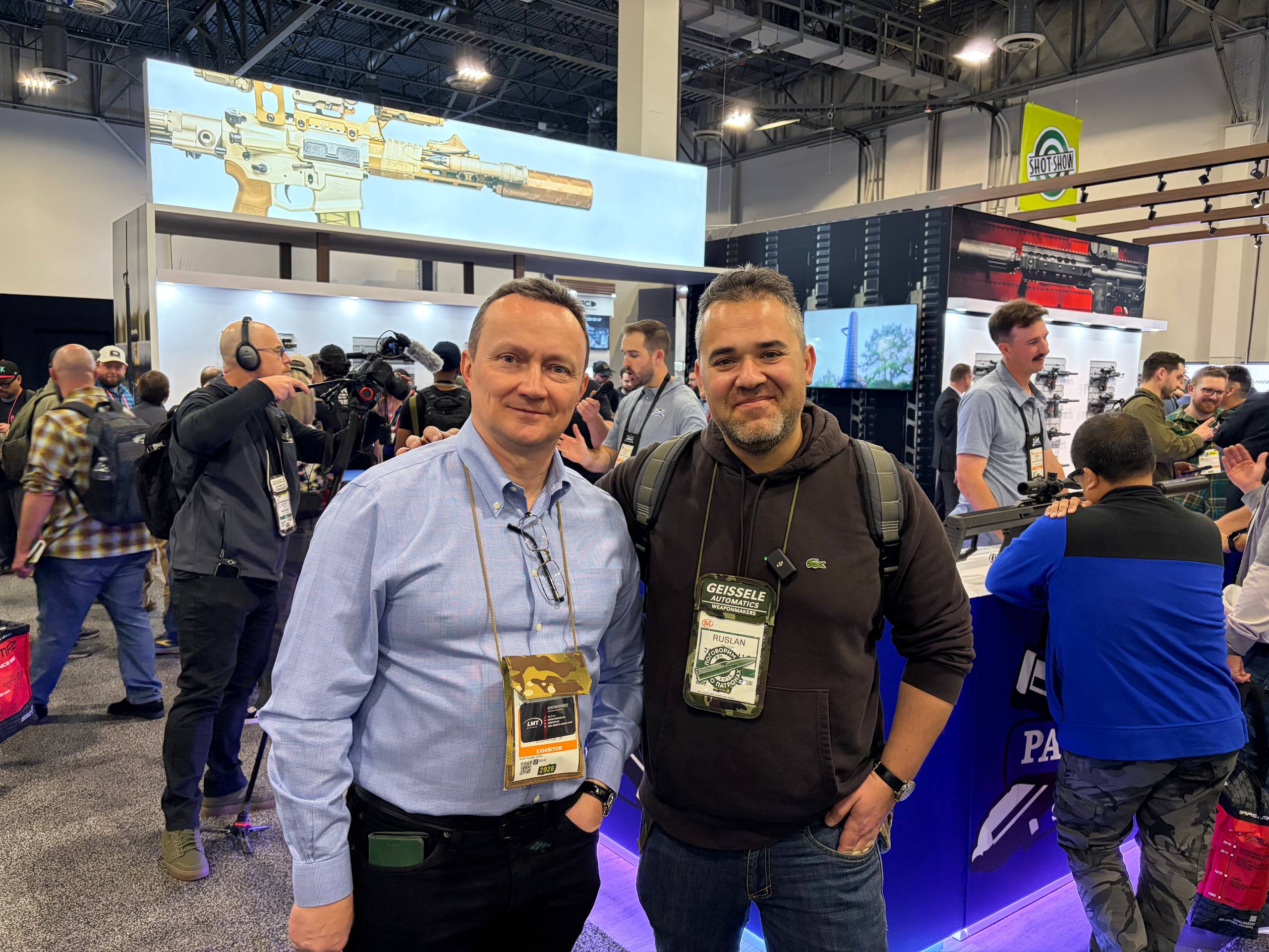 Константин Конев (слева) с бейджем LMT на выставке SHOT Show, январь 2026